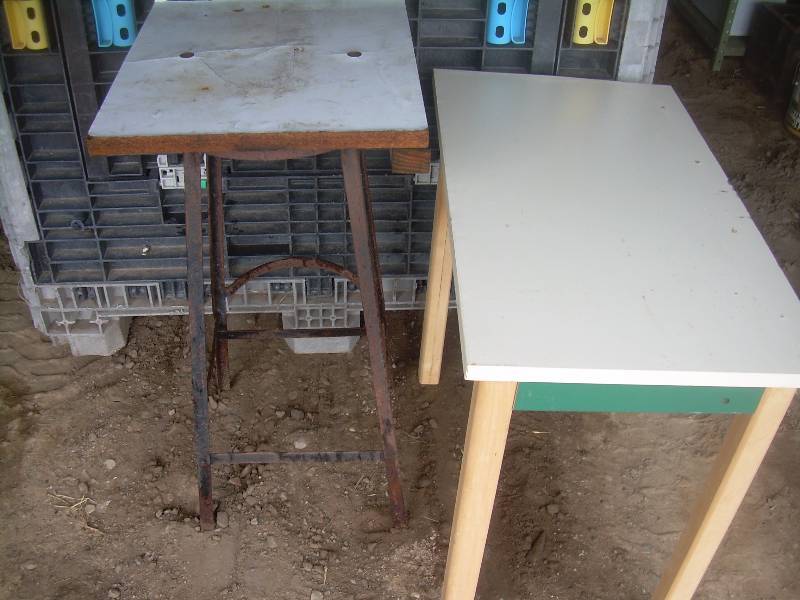 lot 52 image: 1 METAL SHOP STAND 1 WOOD TABLE