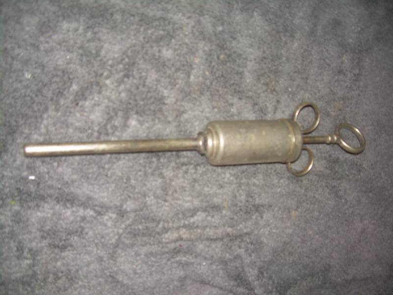 lot 72 image: VINTAGE STAINLESS SURINGE