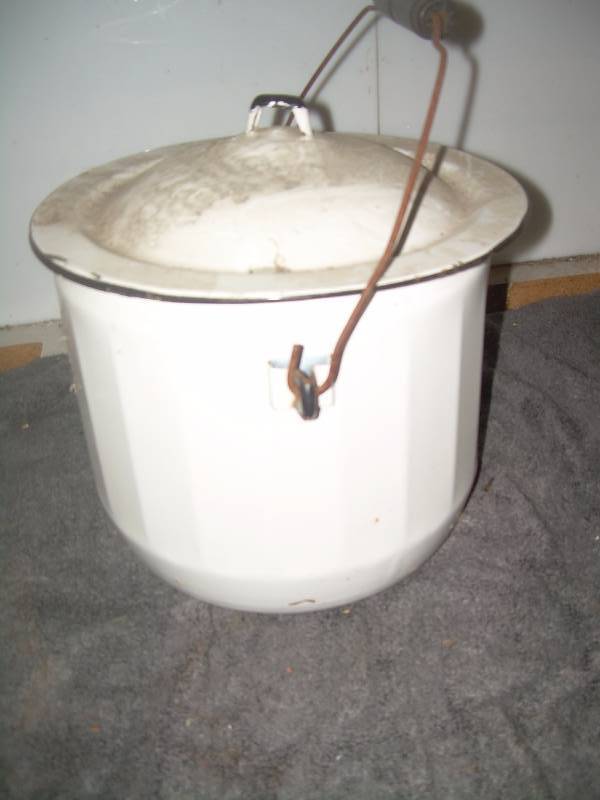 lot 75 image: VINTAGE ENAMEL POT