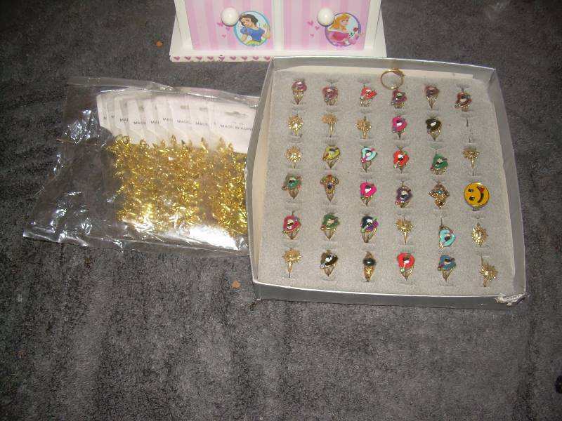 lot 76 image: PRINCESS JEWLERY BOX AND JEWLERY