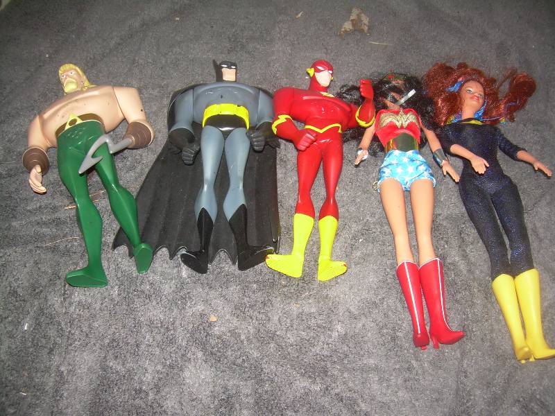 lot 77 image: COLLECTIBLE ACTION FIGURES