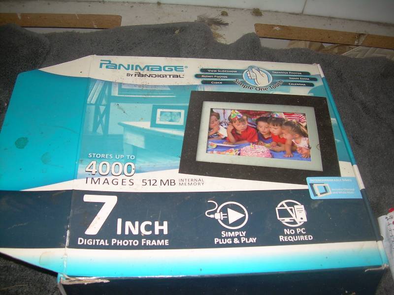 lot 82 image: 7 INCH DIGITAL PHOTO FRAME