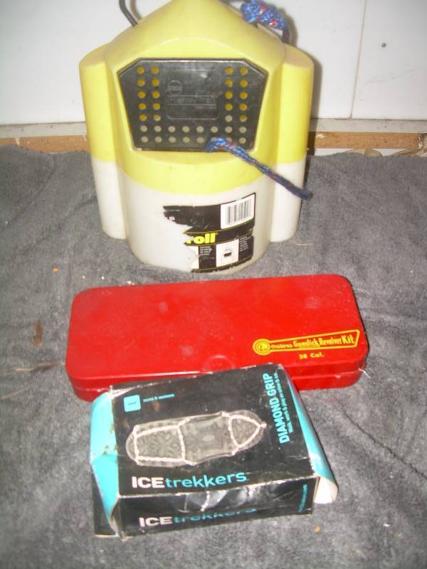 lot 83 image: HUNTING AND FISHING ITEMS