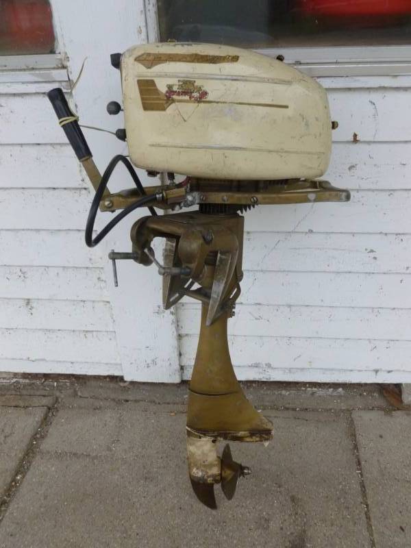 lot 7 image: Vintage Boat Motor