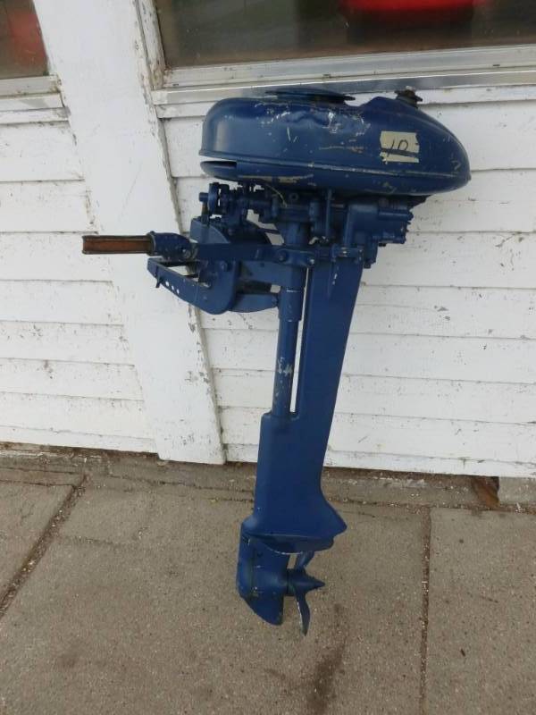 lot 8 image: Vintage Boat Motor