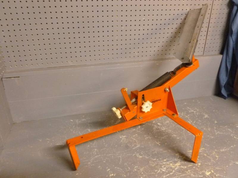 lot 11 image: Clay Pigeon Thrower