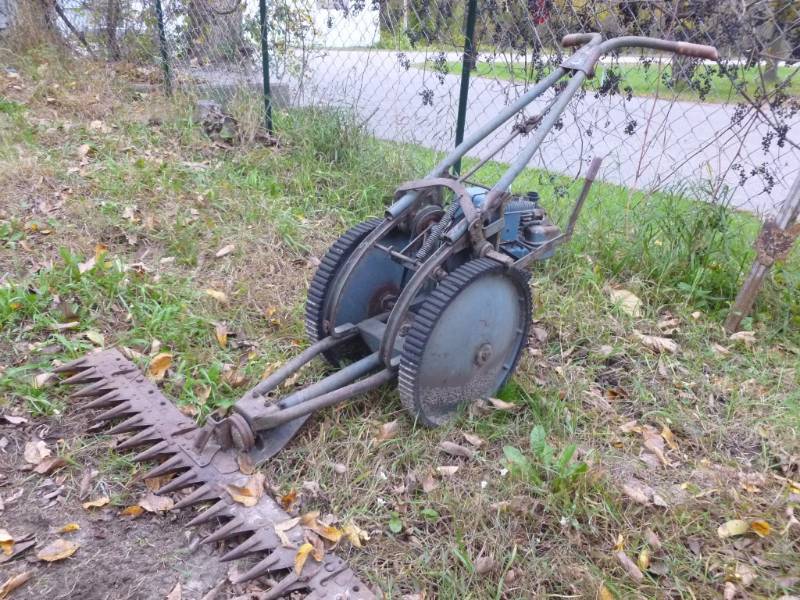 lot 12 image: Vintage Sickle Mower