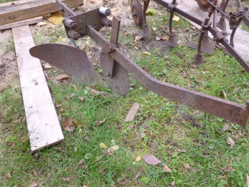 lot 17 image: Vintage Implement Item
