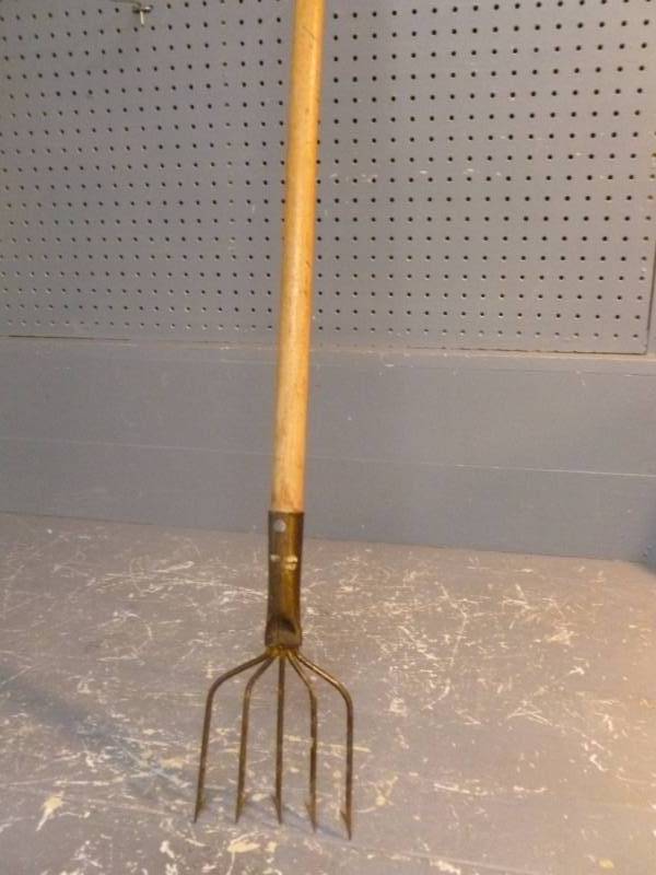 lot 28 image: River Spear