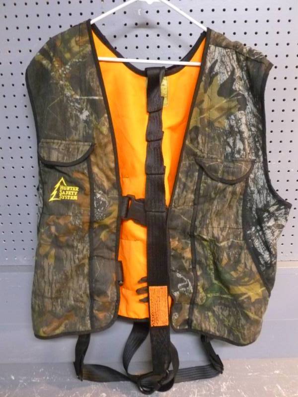 lot 30 image: Hunting Safety Vest