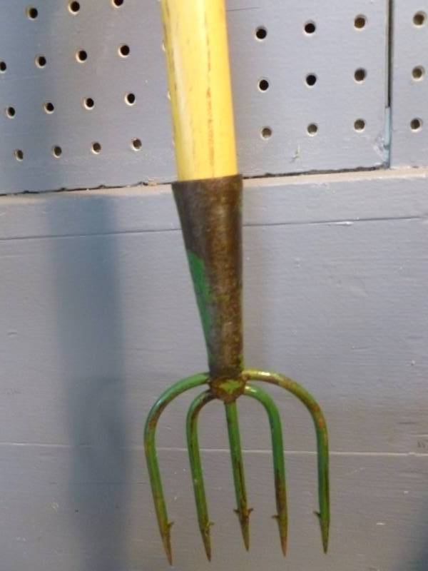 lot 45 image: Frog Spear