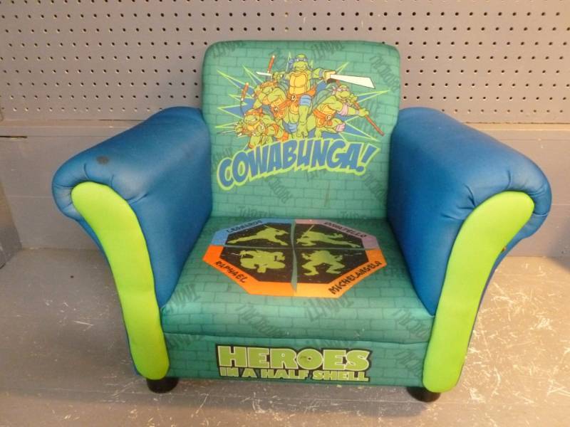 lot 75 image: Kids Chair
