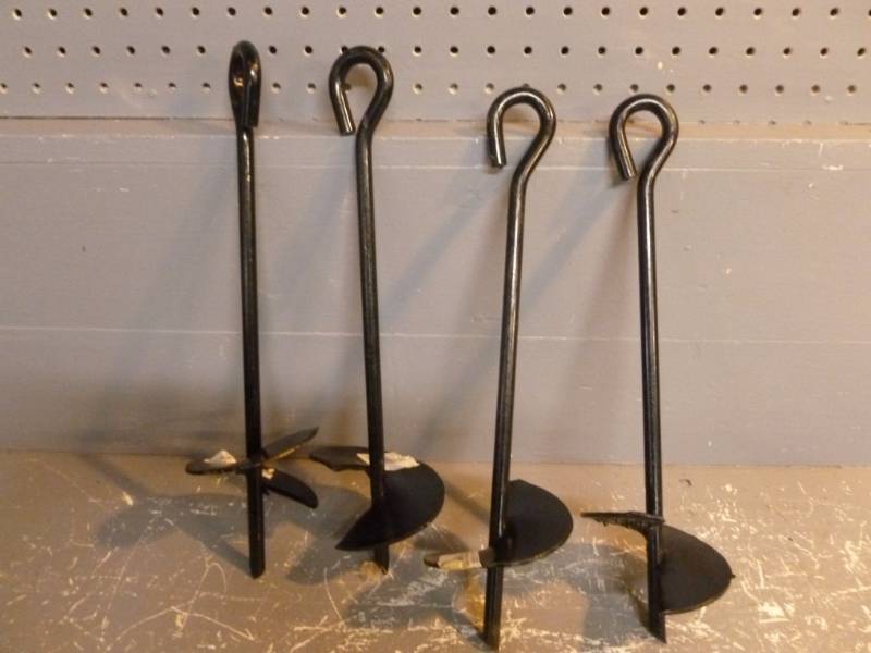 lot 77 image: Yard Stakes