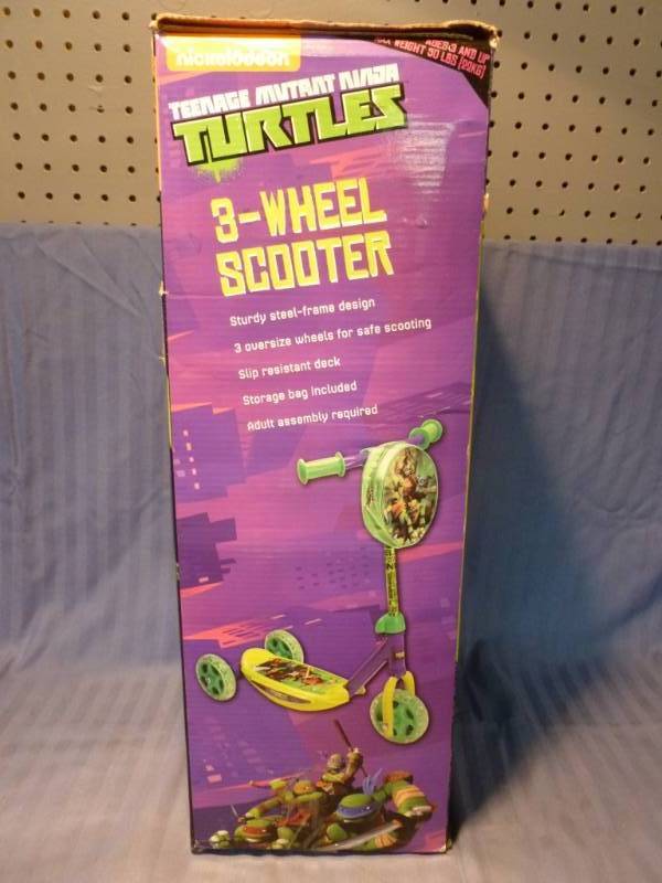lot 104 image: Teenage Mutant Ninja Turtles Toy