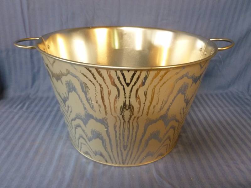 lot 176 image: Beverage Tub