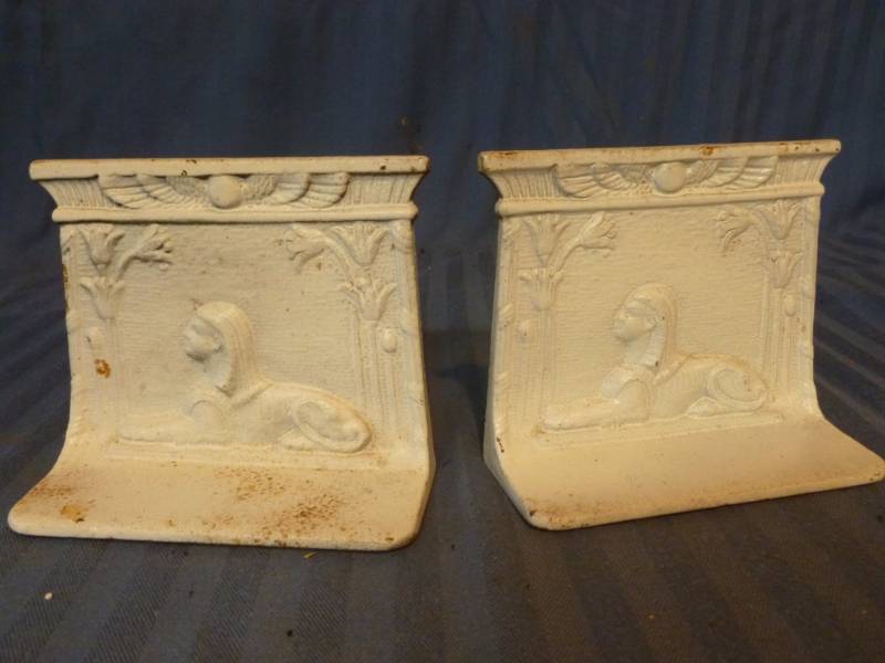 lot 196 image: Cast Iron Bookends