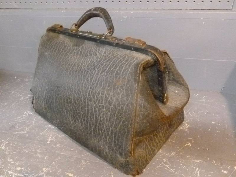 lot 218 image: Antique Doctors Bag