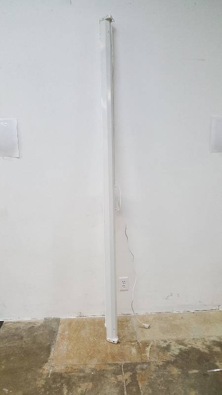 lot 552 image: FOR PARTS  REPAIR - 82 Motorized Projector Screen w Remote Control - Does not power on