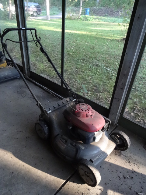 lot 2 image: Honda Harmony HRT216 Push Mower