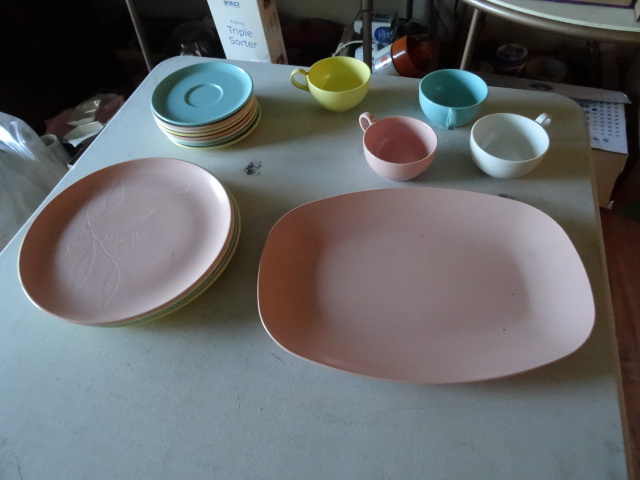 lot 11 image: Mayfair Melmac- 8 Saucers, 4 Cups,