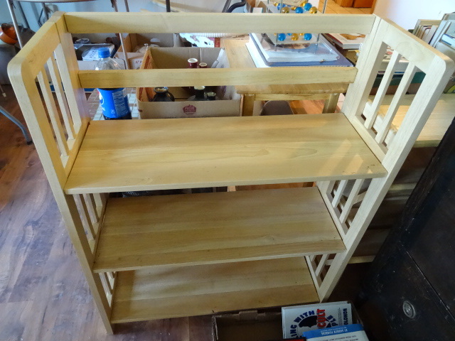 lot 15 image: Fold Up Maple 3 Shelf Bookcase