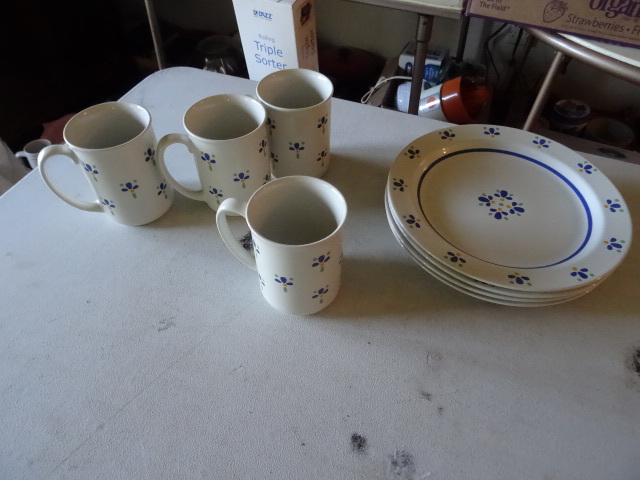 lot 16 image: 4 Piece Setting & 2 Coffee Cups Taylor