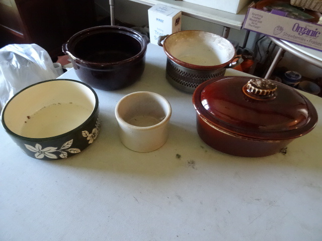 lot 18 image: Misc Pottery1 Hull Roasting Pan