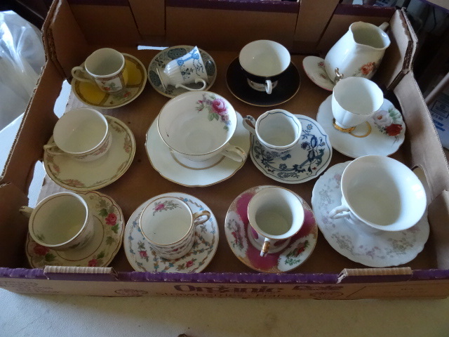 lot 22 image: Misc Cups & Saucers Qty 11 Vintage