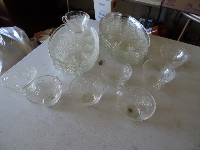 lot 26 image: Vintage Press Glass Luncheon Plates