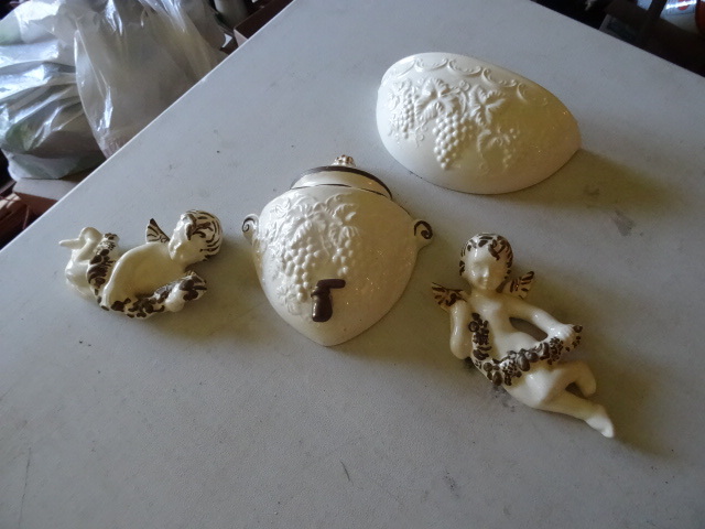 lot 28 image: Decorative Ceramic With Hanging Set Cherubs