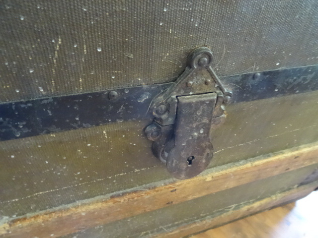 lot 51 image: Vintage Trunk