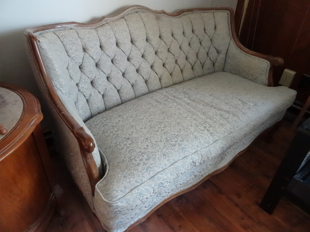 lot 64 image: Settee 48 X 32 X 31