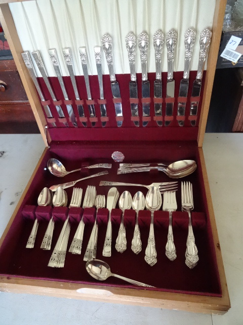 lot 67 image: Vintage Reed & Barton  2 Different Patterns