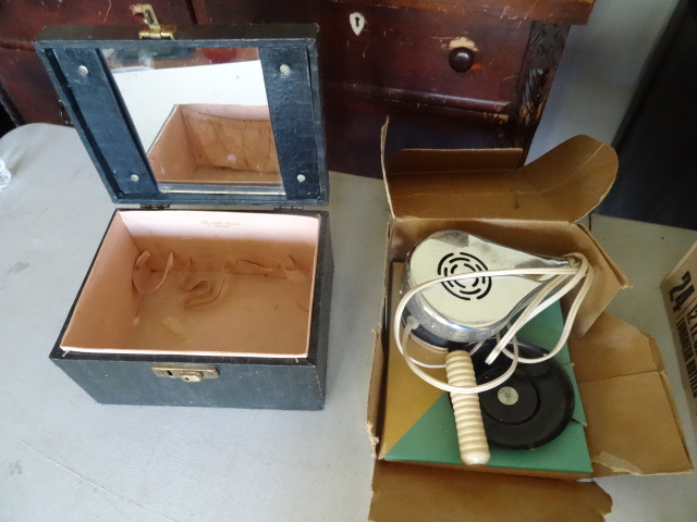 lot 68 image: Vintage Elizabeth Arden Cosmetic Case