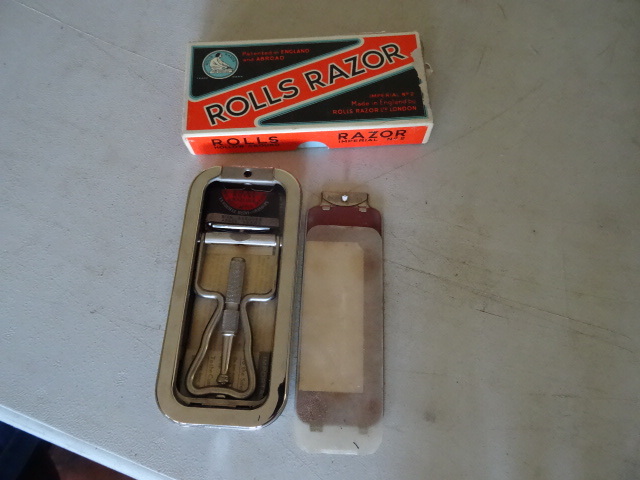lot 69 image: Vintage Rolls Razor In Original Box,