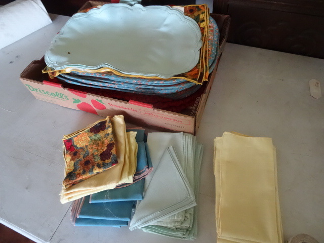 lot 74 image: Misc Linen Napkins, Placemats