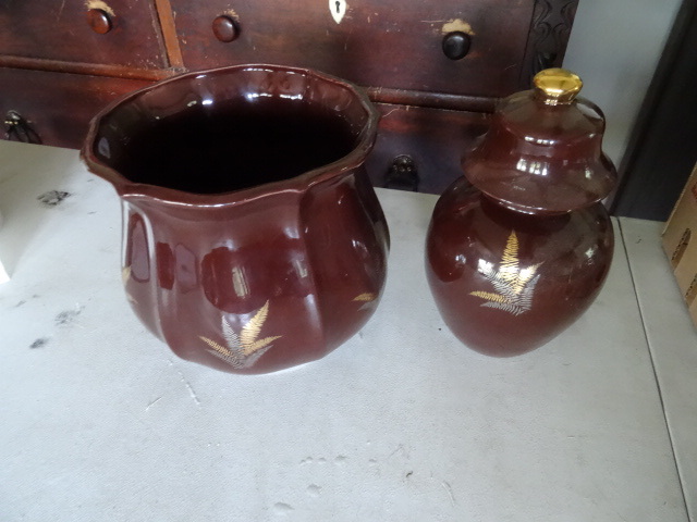lot 75 image: Nelton Pottery Ern, Pot