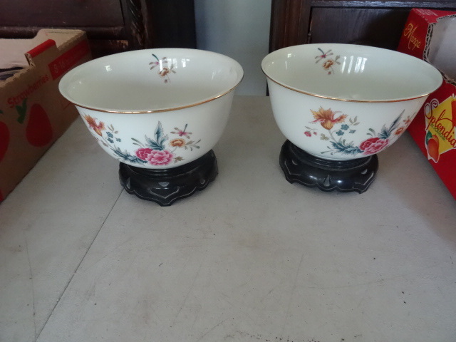 lot 83 image: Pair Of Avon Independence Day 1981