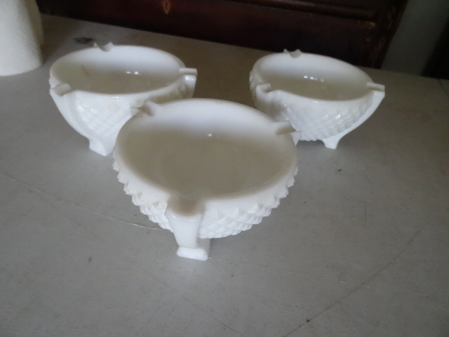 lot 85 image: Qty 3 Vintage milk Glass Ashtrays