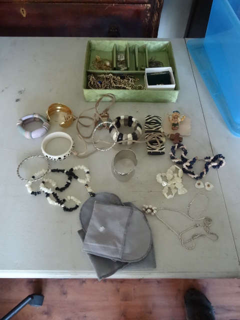lot 88 image: Misc Jewelry