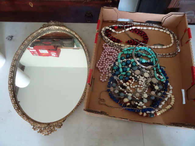 lot 89 image: Vintage Table Top Vanity Mirror