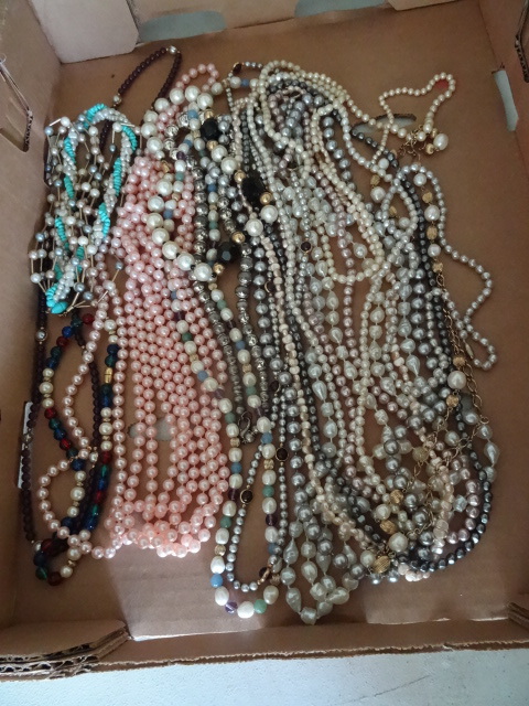lot 90 image: Misc Womens Necklaces