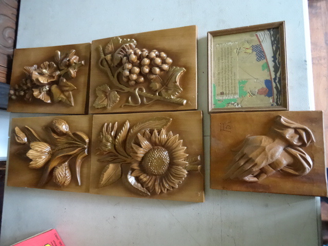 lot 97 image: Ceramic Wall Hangings, Qty 4.