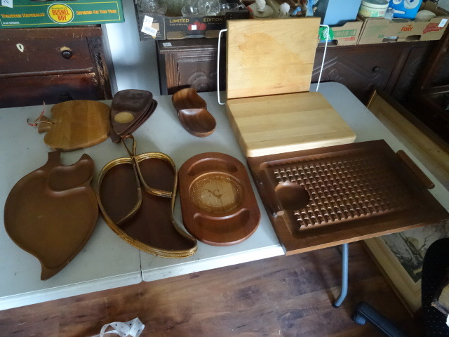 lot 100 image: Wood Snack Trays, Butcher Block Cutting Board