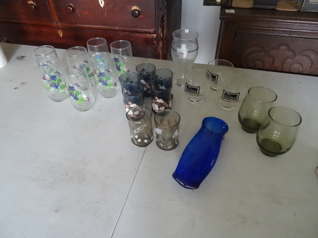 lot 109 image: Painted Glass Misc Sets