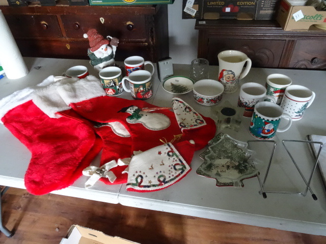 lot 112 image: Misc Christmas Dcor