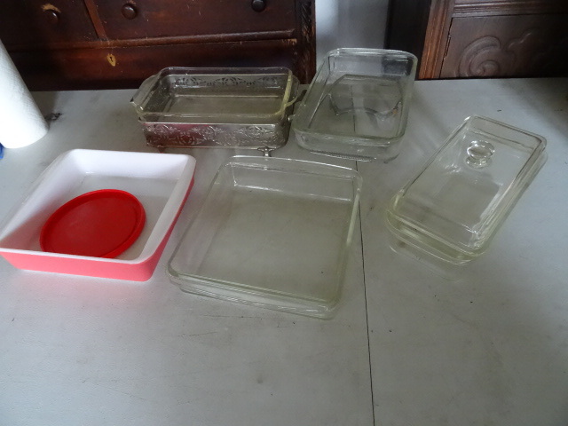 lot 114 image: Misc Bakeware Pyrex & Fire King