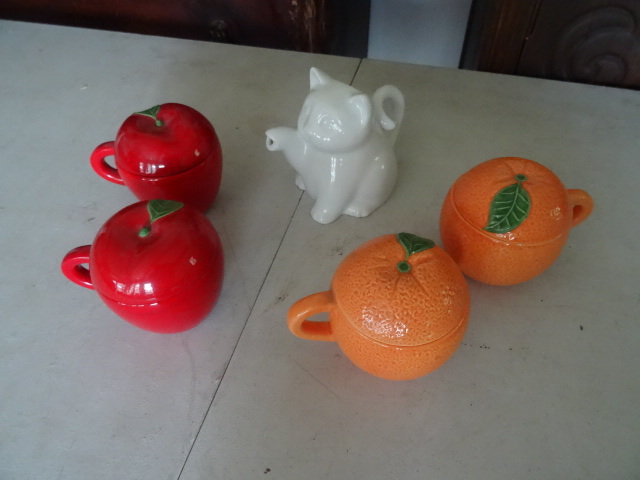 lot 120 image: Misc Decorative Cat Creamer,