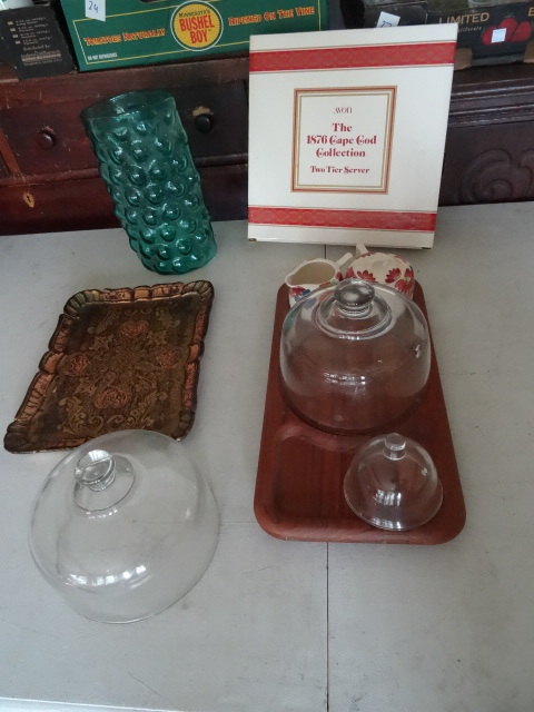 lot 124 image: Avon 2 Tier Cape Cod Server, Vase,