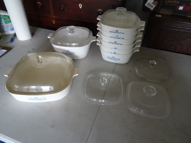 lot 127 image: Blue Coneflower Corning Ware, 8 Pieces With 6 Covers